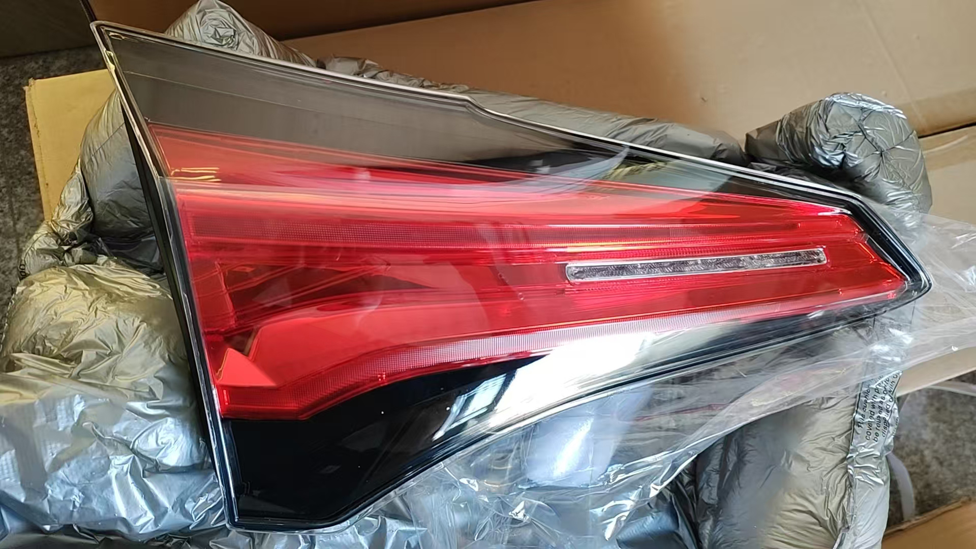 For Toyota 2017 RAV4 rear tail light OEM: 81591-0R050 81580-0R050